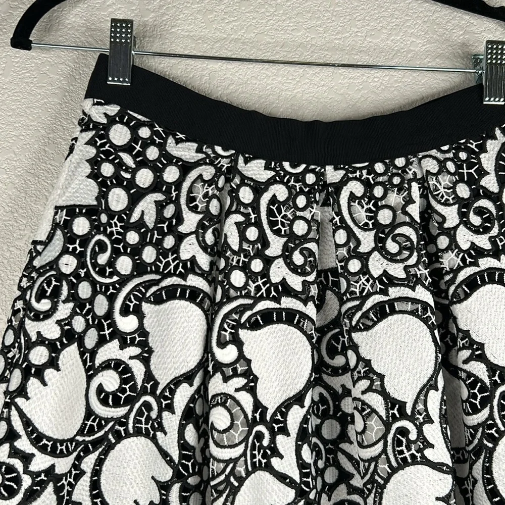 Ann Taylor Black & White Embroidered Floral Midi Circle Skirt Size‎ 2P